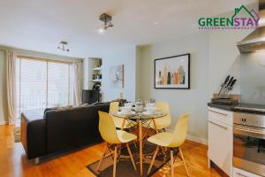 Dapur atau dapur kecil di "The Garden Apartment Newquay" by Greenstay Serviced Accommodation - Beautiful 2 Bed Apartment With Parking & Garden Terrace, Dog Friendly, Close To Beaches, Shops & Restaurants - Perfect For Families, Couples, Small Groups & Business Travellers