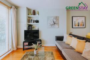 Televisyen dan/atau pusat hiburan di "The Garden Apartment Newquay" by Greenstay Serviced Accommodation - Beautiful 2 Bed Apartment With Parking & Garden Terrace, Dog Friendly, Close To Beaches, Shops & Restaurants - Perfect For Families, Couples, Small Groups & Business Travellers