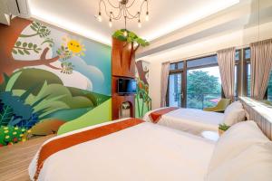 ein Schlafzimmer mit 2 Betten und einem Wandbild in der Unterkunft 星晏親子民宿 in Luodong