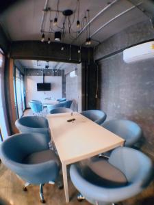 een vergaderzaal met een tafel en stoelen bij Modern Budget Hotel in Hat Yai