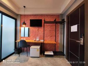 TV a/nebo společenská místnost v ubytování Modern Budget Hotel