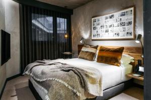 A bed or beds in a room at Ovolo Nishi