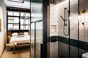 Ванная комната в Ovolo Nishi +37 фотографий