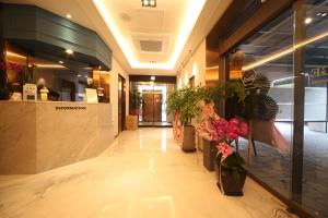 um lobby de uma loja com flores e plantas em The Stone Bridge Hotel Sasang em Busan