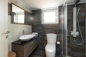 La salle de bains est pourvue de toilettes, d'un lavabo et d'une douche. dans l'établissement Castellano Monemvasia, à Monemvasia