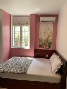 Postel nebo postele na pokoji v ubytování Hoang Yen Nhi Hotel