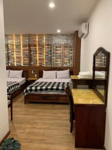 Postel nebo postele na pokoji v ubytování Hoang Yen Nhi Hotel