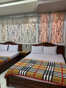 Postel nebo postele na pokoji v ubytování Hoang Yen Nhi Hotel