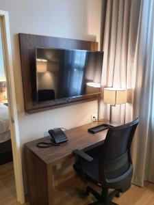 瓜達拉哈拉的住宿－Staybridge Suites - Guadalajara Novena, an IHG Hotel，一张桌子,在酒店的房间里,带电话和椅子