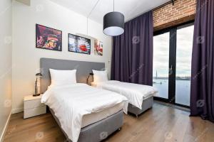 Ліжко або ліжка в номері Docklands Apart Hotel