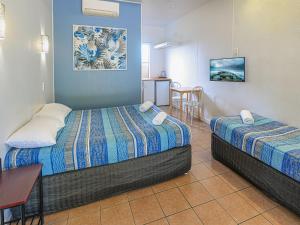 Postel nebo postele na pokoji v ubytování Cool Palms Motel