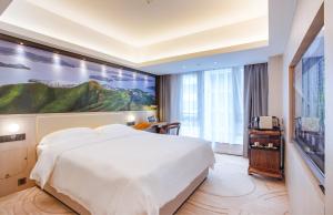 - une chambre avec un grand lit et une peinture murale dans l'établissement OASIS AVENUE - A GDH HOTEL, à Hong Kong