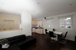 a living room with a couch and a table with chairs at Zentral in Memmelsdorf