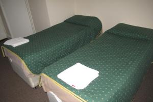 A bed or beds in a room at Chiswick Court Hotel - B&B 
