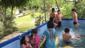 隆海的住宿－LQ villa -Long Hải，一群人在游泳池里