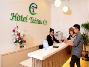een groep mensen bij de receptie van het hotel bij Hotel Tebrau CT in Johor Bahru