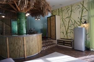 ein Restaurant mit einer Bar mit Pflanzen an der Wand in der Unterkunft Great accommodation for rest and relaxation! in Vishenki