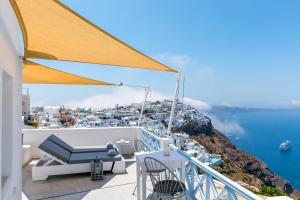 een balkon met uitzicht op de oceaan bij Blue Dolphins Apartments in Firostefani