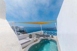 Piscina a Blue Dolphins Apartments o a prop