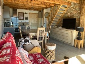 TV a/nebo společenská místnost v ubytování Chalet cosy rénové avec vue sur le lac