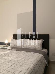 een slaapkamer met een bed met het woord vuurwerk erop bij Spacious Big Room, Designed & Quiet Family Home, Eclipse in Cyberjaya by Flexihome-MY in Cyberjaya