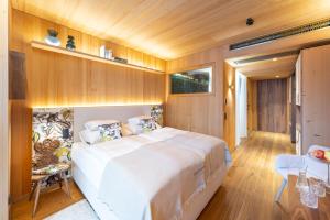 Ein Bett oder Betten in einem Zimmer der Unterkunft MalisGarten Green Spa Hotel