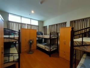 Habitación con 3 literas y ventana. en 538 Dormitel, en Manila