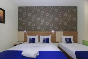 Giường trong phòng chung tại Smarthomm Ancol Jakarta