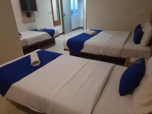 Giường trong phòng chung tại Smarthomm Ancol Jakarta