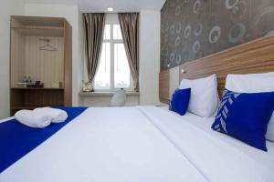 Giường trong phòng chung tại Smarthomm Ancol Jakarta