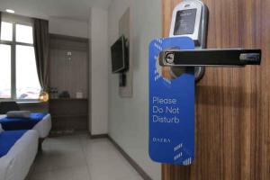 Giường trong phòng chung tại Smarthomm Ancol Jakarta