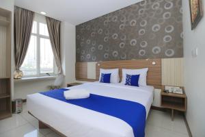 Giường trong phòng chung tại Smarthomm Ancol Jakarta
