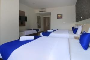 Giường trong phòng chung tại Smarthomm Ancol Jakarta