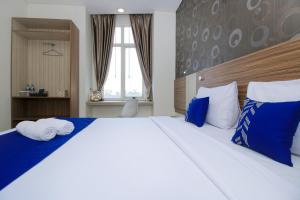 Giường trong phòng chung tại Smarthomm Ancol Jakarta