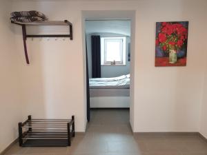 einen Flur mit einem Bett und einer Bank in einem Zimmer in der Unterkunft wohnung-nummer-2 in Pielenhofen