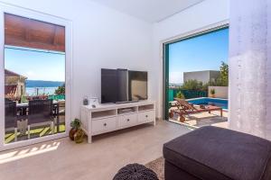 TV a/nebo společenská místnost v ubytování Seaview Villa Lemaro, a 2 bedroom villa with 28 sqm private pool in Krilo Jesenice