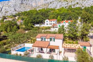 Nespecifikovaný výhled na hory nebo výhled na hory při pohledu z vily