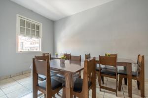 a dining room with a table and chairs at Hotel Mogi in Mogi das Cruzes