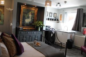 een slaapkamer met een bed met een schilderij aan de muur bij The Myriad in Preston