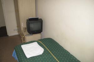 A television and/or entertainment center at Chiswick Court Hotel - B&B 
