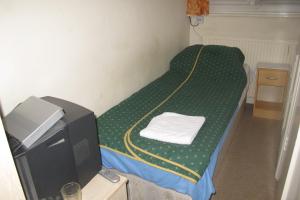 A bed or beds in a room at Chiswick Court Hotel - B&B 