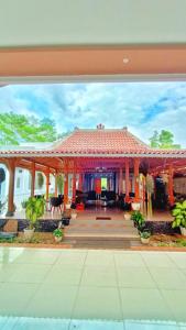 Blick auf ein Haus mit einem Pavillon in der Unterkunft RedDoorz At Artomoro Guest House in Yogyakarta