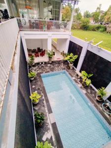 - une vue sur la piscine dans une maison dans l'établissement RedDoorz At Artomoro Guest House, à Yogyakarta
