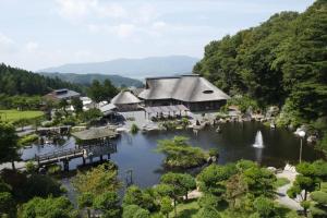 Tōno的住宿－Takamuro Suikoen，湖泊中央度假胜地的空中景观