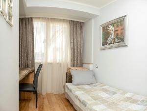 Un dormitorio pequeño con una cama y una ventana. en ART LUXURY Apartment, en Burgas