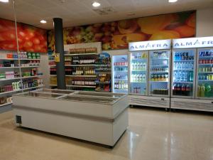 露营地内部或周边的超市或其他商店