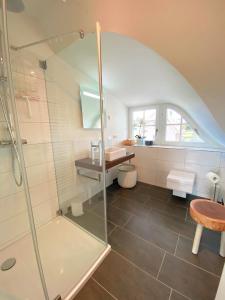 a bathroom with a shower and a sink at Haus zwischen Mühle und Meer in Boiensdorf