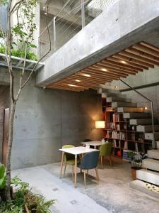 een kamer met een tafel en stoelen en een boekenplank bij 墾丁 住在Zhuzai in Checheng