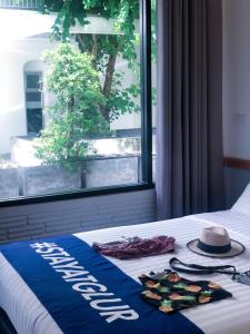 Ένα ή περισσότερα κρεβάτια σε δωμάτιο στο Glur Phuket Patong Beach