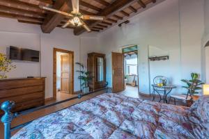 1 dormitorio con 1 cama y ventilador de techo en Lemon Tree Boutique Guest House, en Todi